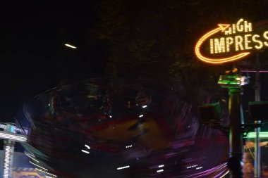 hızlı dönen pazar atlıkarıncası, bulanık hareket merkezi