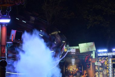 Eğlence parkı, gece atlı karınca.