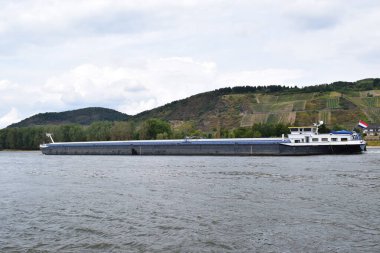 Gemi kuraklık sırasında nehirde.