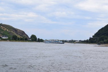 Ren nehri kuraklık sırasında dönen bir gemiyle.