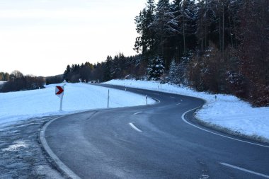 Kışın dağlarda yol