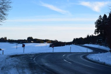 Kışın kar ile kaplı bir yol