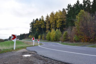 Sonbahar ormanında yol. Hohe Acht Yolu