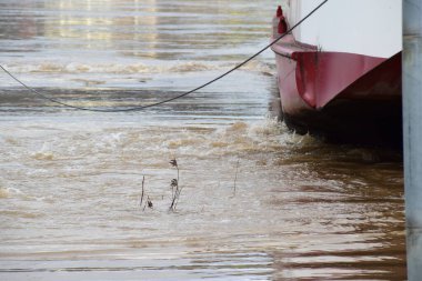 Nehirdeki su baskını teknesi