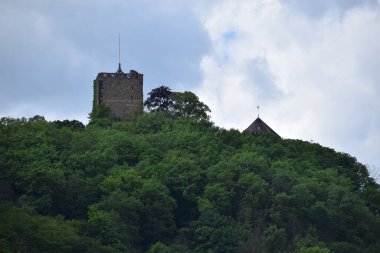 Ren 'in yukarısındaki kayanın üzerindeki kale.