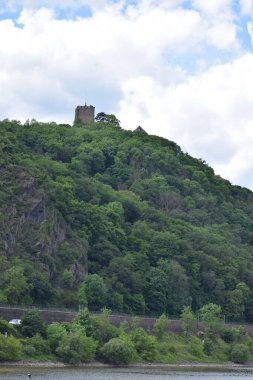 Yeşil tepedeki şato.