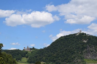 Drachenfels 'teki güzel ortaçağ kalesinin manzarası.