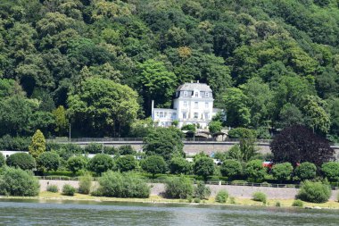Konigswinter 'ın güney ucunda, Ren nehrinde.