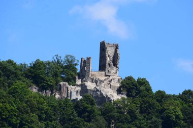 Eski şatonun manzarası Drachenfels harabesi