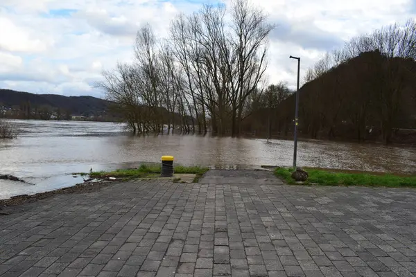 Ren nehri taşkınları rıhtımdaki park ve yolda