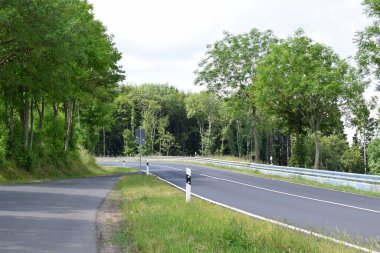 Kırsalda boş asfalt yol