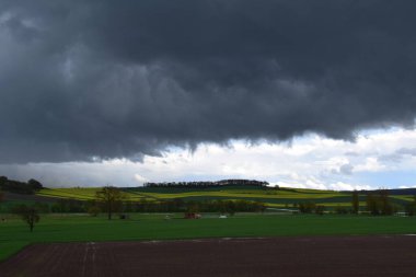 Fırtına ve yağmur bulutları