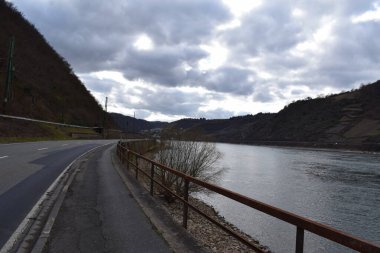 Kışın Ren Vadisi 'nde yol, güney Loreley.