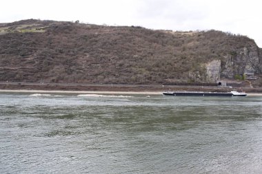 Mittelrheintal 'da resifli Ren nehri, resiflerde gemi