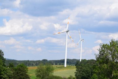 Bulutlu bir gökyüzünün arka planında rüzgar jeneratörü