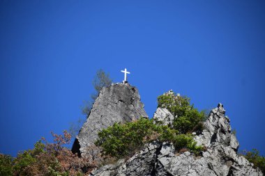 Kutsal vadideki kutsal manastırın haçı.