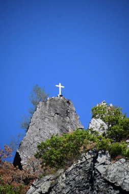 Dağın tepesinde çapraz