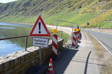 a road sign for bikers to step down clipart