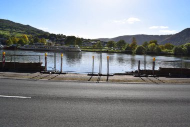 Mosel 'deki nehir duvarında gemi kazası.