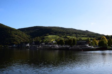 Briedern 'e güzel bir manzara alçak sonbahar güneşinde