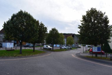 Forbach yakınlarındaki Folkling köyünde park halinde.