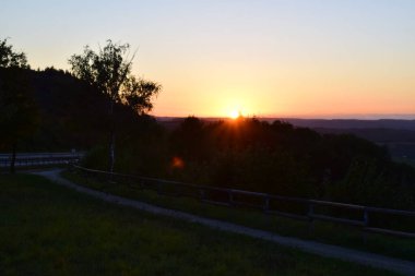 Dik bir bölümde gün batımı Autobahn üzerinde