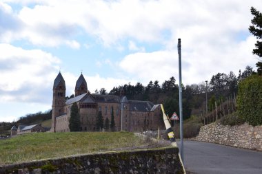 Ruedesheim 'in üstündeki güzel ortaçağ manastırının manzarası.