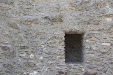 Taştan yapılmış eski bir duvar..