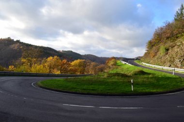 Güzel sonbahar manzarası dağlarda