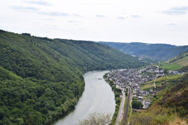 Güney orman tepeleriyle Klotten an der Mosel