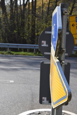 Yoldaki trafik işareti