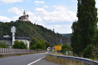 Ren Vadisi 'ndeki Braubach' ın yukarısındaki Marksburg ve aşağıdaki yol.