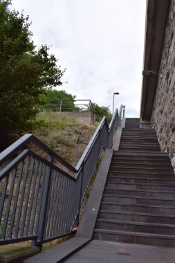 Uzun dik beton merdiven.