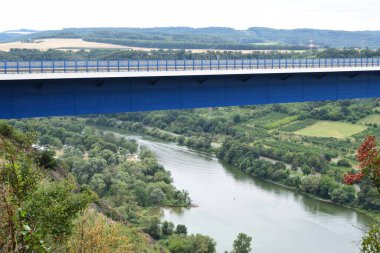 Moseltalbruecke ve Mosel nehri