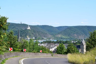 Marksburg manzaralı Ren Vadisi 'ne giden yol kıvrımı