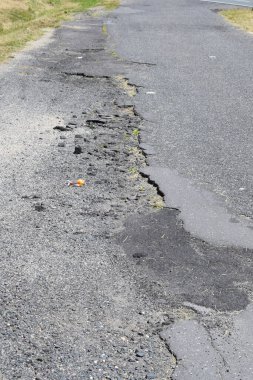 asfalt yol ve çatlaklar