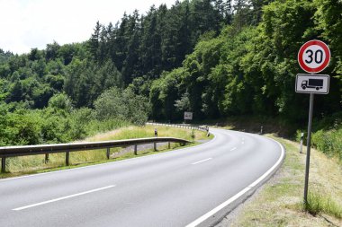 Eifel 'den Mosel' e giden yol.