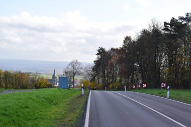 Sonbahar ormanında yol