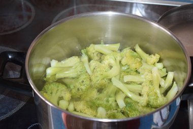 Mutfakta tavada yeşil soğan pişirmek.