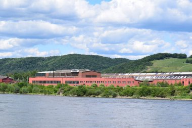 Kırmızı tuğla fabrikası, klasik bina