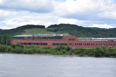 Ren 'deki kırmızı tuğla fabrikası.