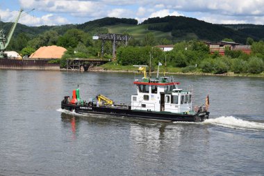 Ren 'de küçük bir gemi.