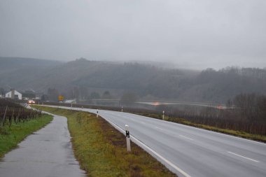 Dağlardaki güzel yol manzarası, Mosel vadisi yolu.