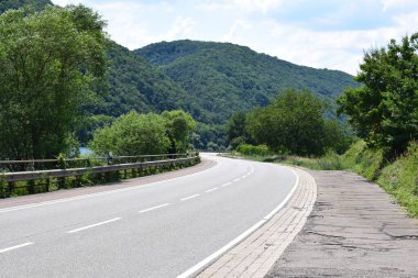 Mosel dağlarında bir yolu olan güzel bir manzara.