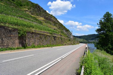 Nehirden geçen yol.