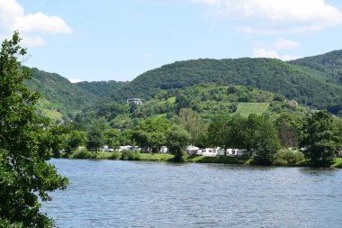 Sahilde kamp yapan Mosel manzarası