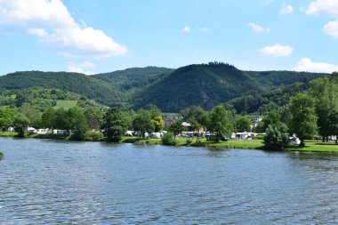 Dağlardaki Mosel nehri