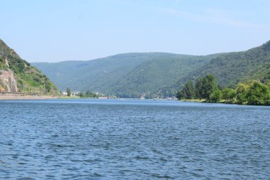Dağlardaki Mosel nehri manzarası