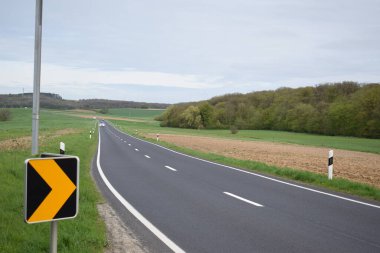 Kırsal bölgede yol tabelası