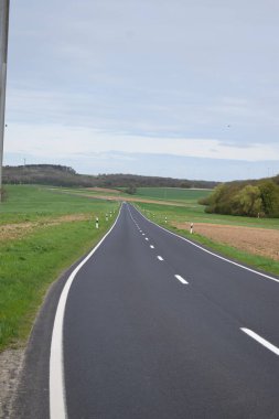 Kırsalda boş asfalt yol